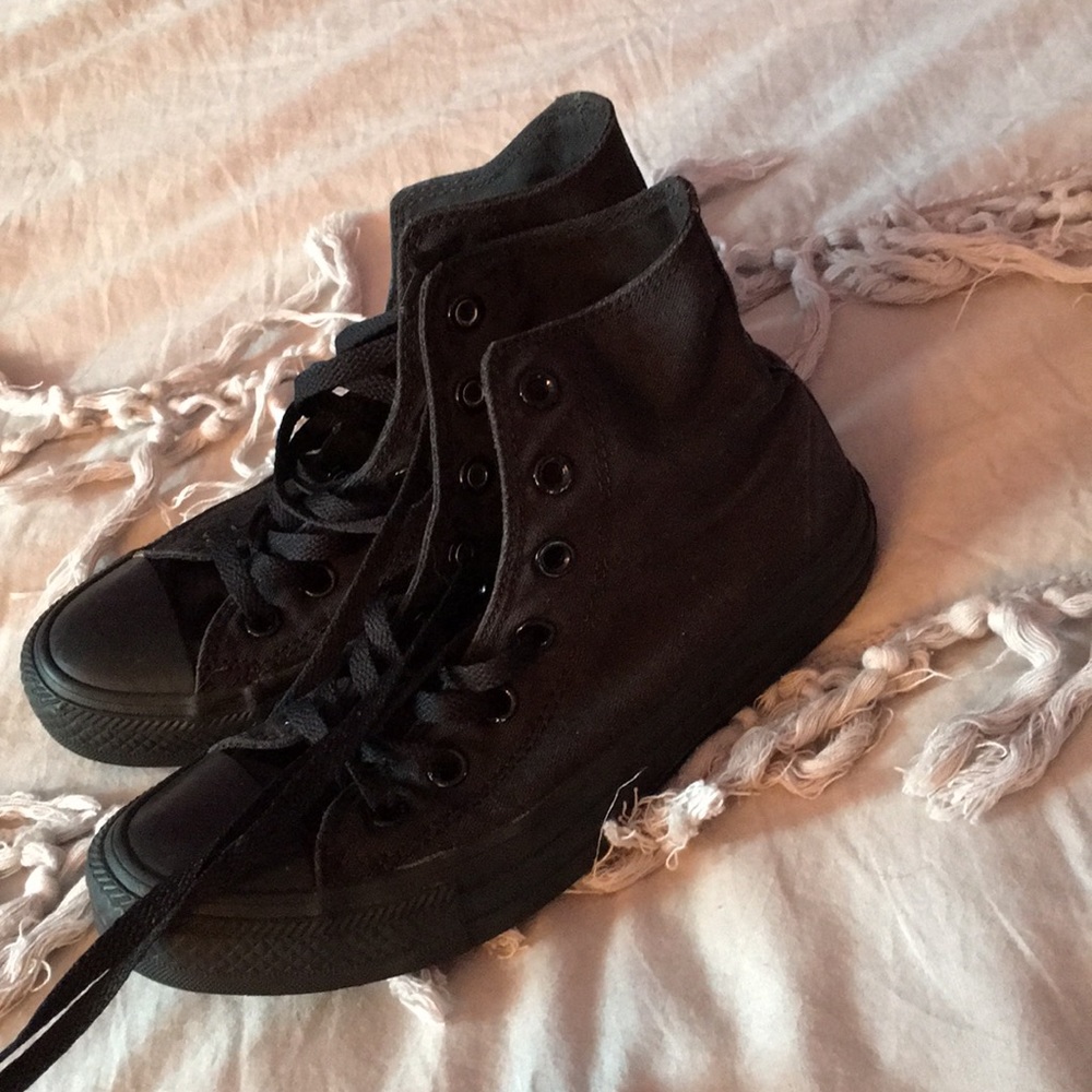 BLACK CONVERSE!!